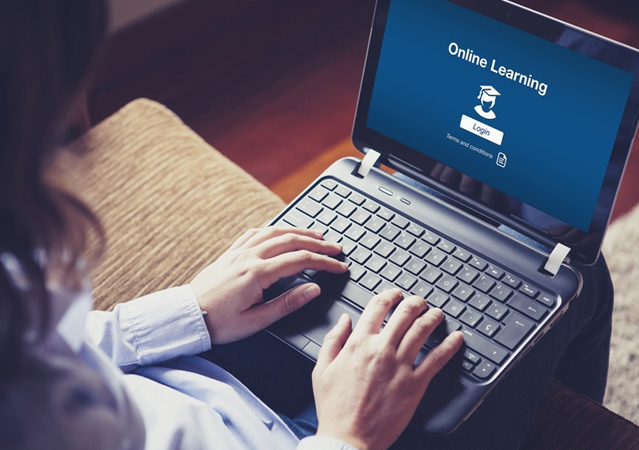 چطور از اینترنت برای یادگیری زبان، برنامه‌نویسی یا یک مهارت جدید استفاده کنیم؟